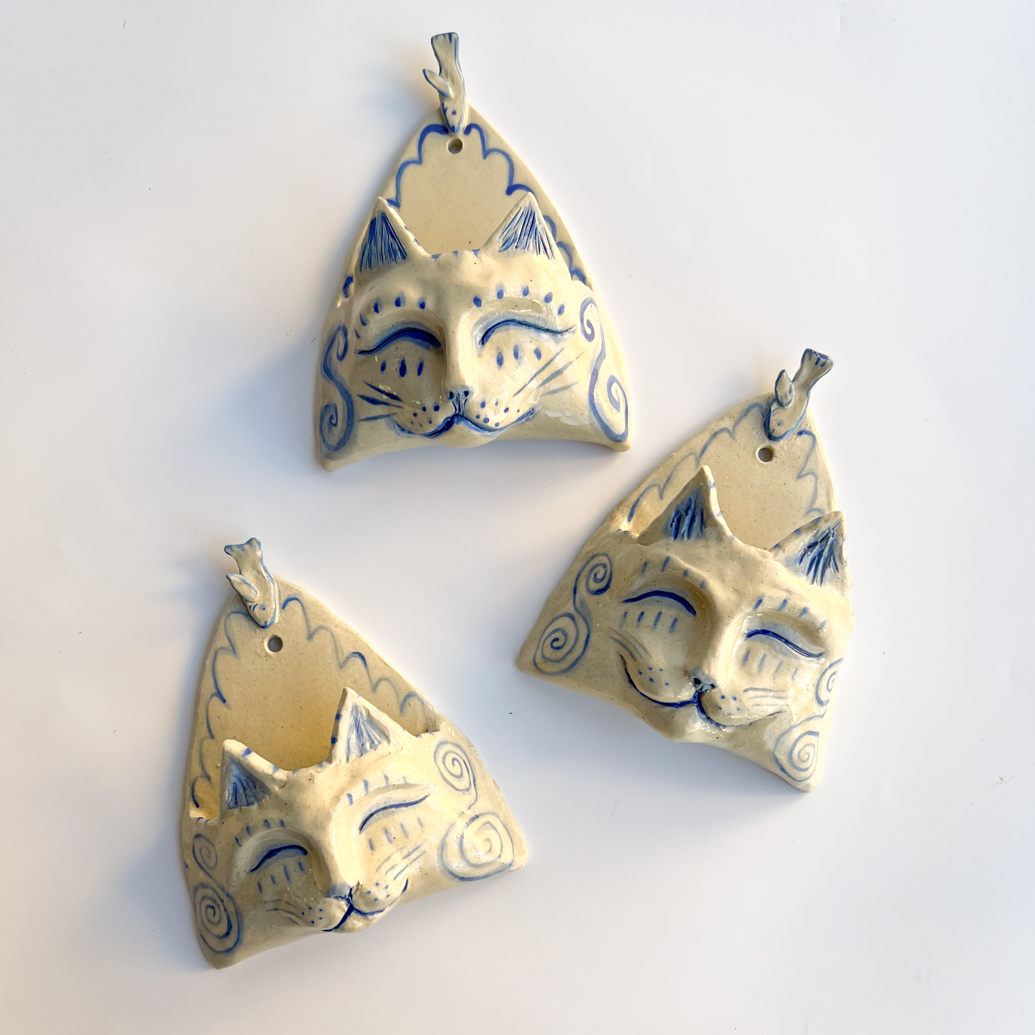 Large Cat Wall Pocket Blue and White - Image 2