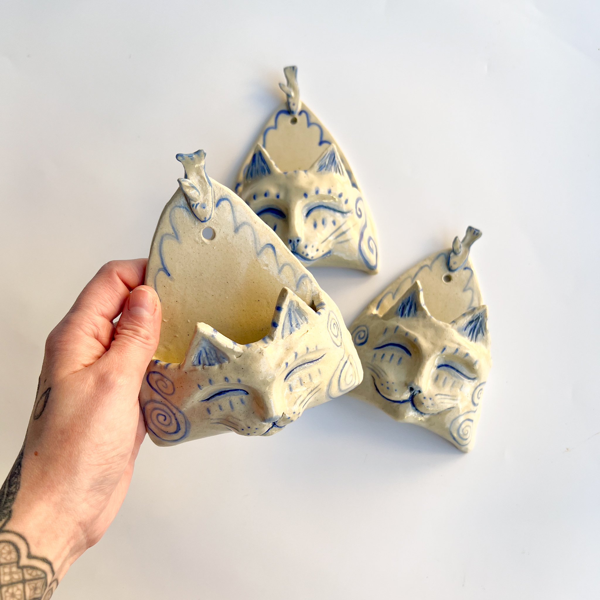 Large Cat Wall Pocket Blue and White - Image 3